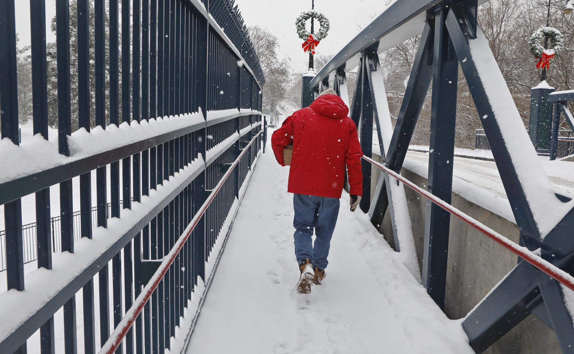 Snow causes traffic problems in the St. Louis area